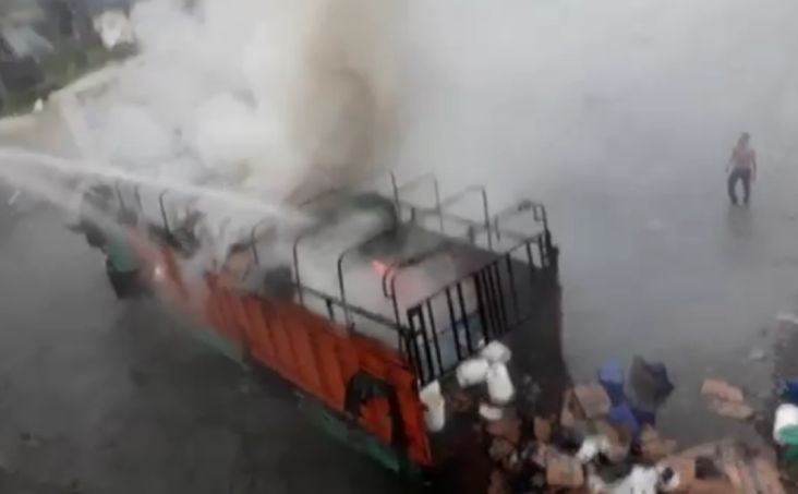 Truk Ekspedisi Terbakar di Madina Terjun dari Jembatan ke Sungai