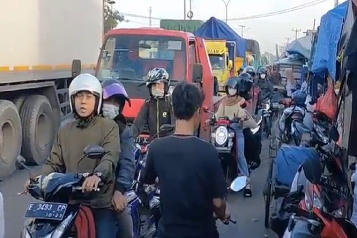Pemudik Pakai Motor dari Jakarta Terjebak Kemacetan di Jalur Pantura Cirebon