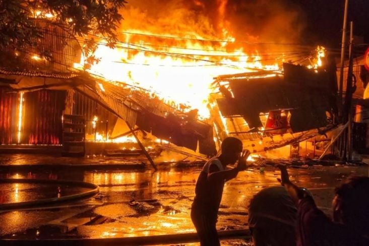 Diduga Korselting Listrik, 400 Bangunan di Dekat Pasar Gembrong Terbakar