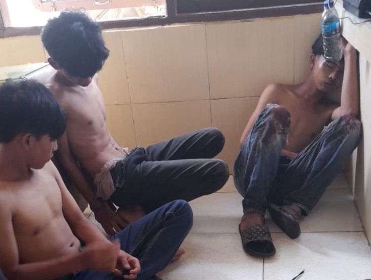 Curi Ponsel, 3 Pemuda di Palembang Diamuk Massa Motornya Dibakar
