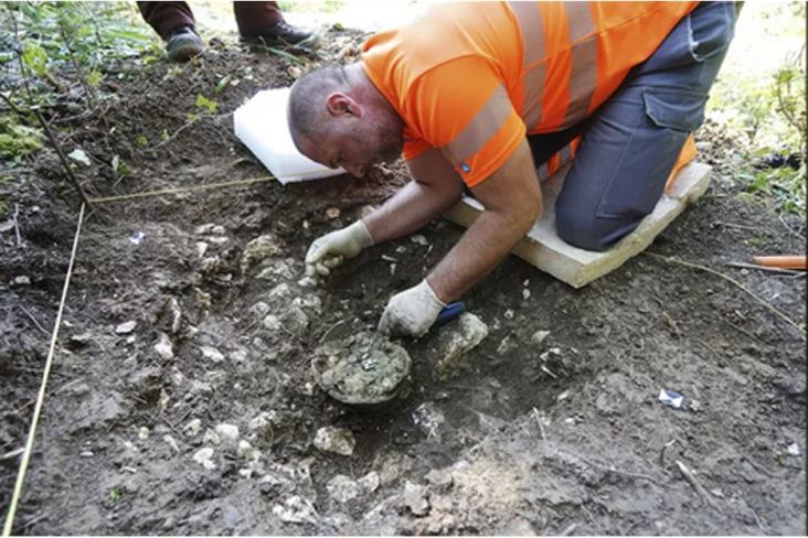 Arkeolog Amatir Temukan Guci Berisi 1.290 Koin Romawi Kuno di Swiss