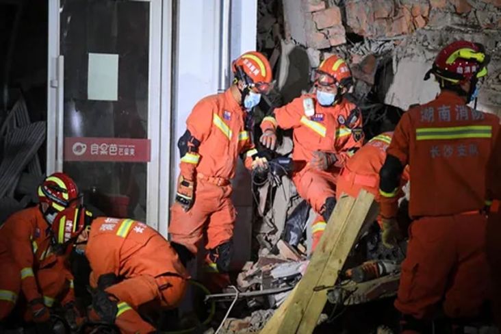 Gedung di China Tengah Runtuh, Puluhan Orang Terperangkap