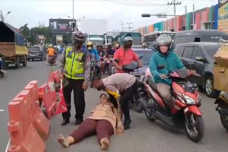 Protes Pengalihan Arus di Pantura Cirebon, Emak-emak Main Drama Banting Helm Lalu Pingsan di Tengah Jalan