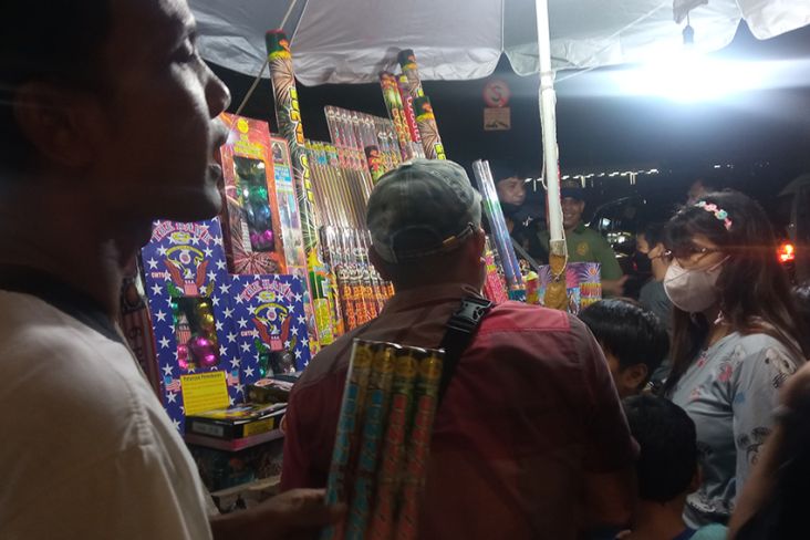 Kisah Penjual Petasan di Jaktim, Raup Untung Rp1,5 Juta Selama 3 Jam