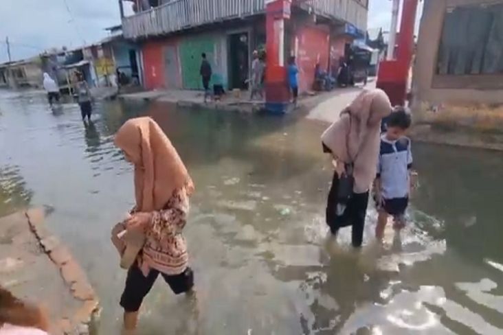 Banjir Rob Terjang Permukiman, Warga Medan Rayakan Idul Fitri di Tengah Genangan