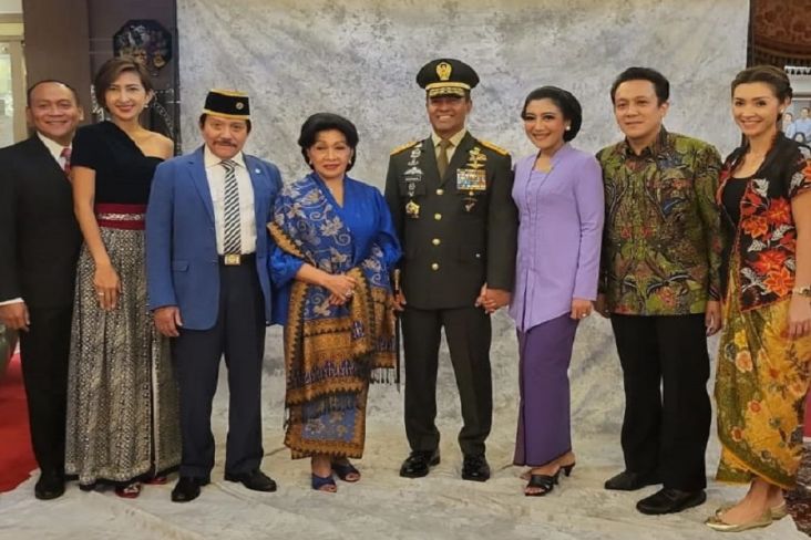 Momen Jenderal TNI Andika Perkasa Foto Bareng Hendropriyono, Netizen: Keluarga Bahagia