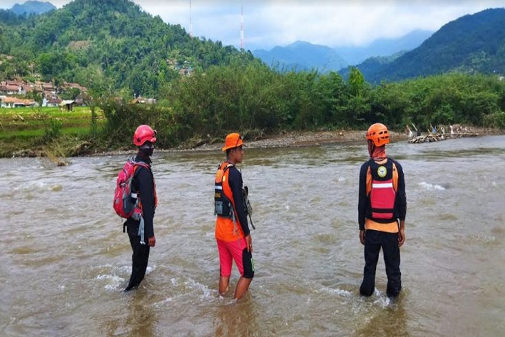 3 Hari Hilang Terbawa Banjir Bandang, Remaja Indramayu Belum Ditemukan