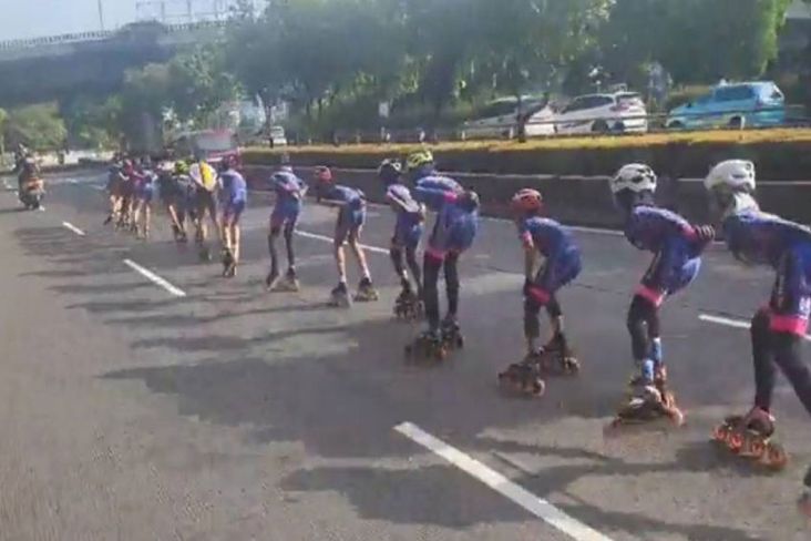 Besok, Polisi Bakal Panggil Pesepatu Roda yang Bermain di Jalan Gatot Subroto
