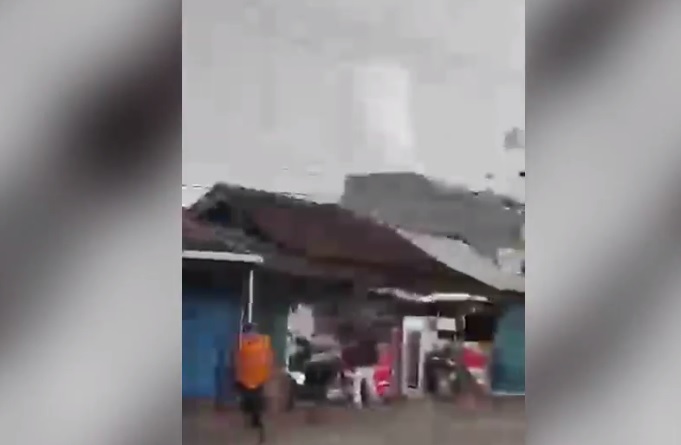 Puting Beliung Terjang Puluhan Rumah di Gunung Kencana Lebak, Warga Histeris Berhamburan