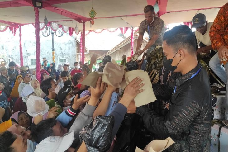 Ngalap Berkah Syawalan, Ribuan Orang Berebut Kue Lopis Krapyak