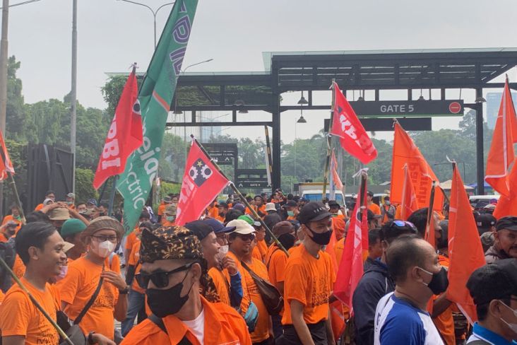 Berkumpul di GBK, Massa Buruh Mulai Geruduk Gedung DPR