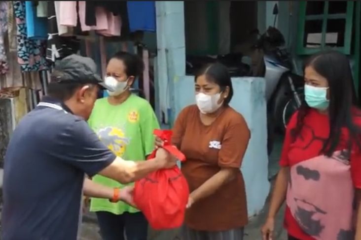 Sembuh Usai 1 Bulan Koma Akibat COVID-19, Pengusaha Semarang Langsung Bagikan 1.500 Paket Sembako