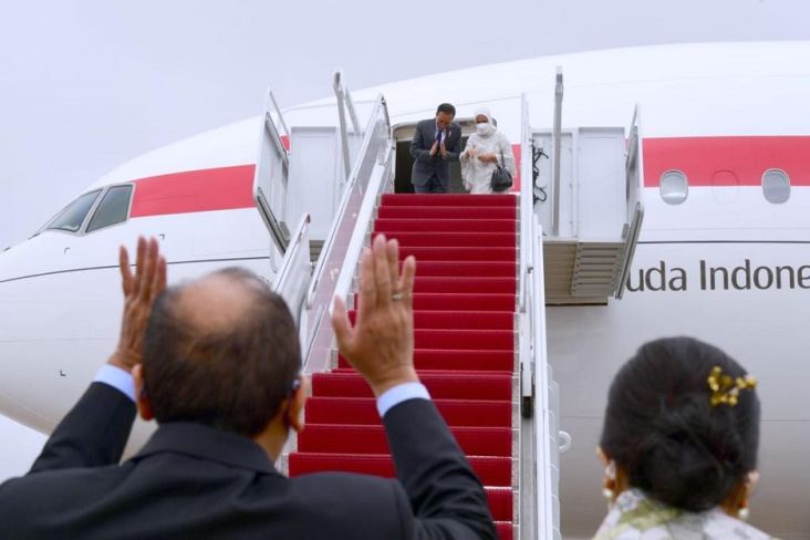 Kembali ke Tanah Air, Jokowi Singgah di Abu Dhabi Ucapkan Duka Cita Wafatnya Presiden UEA