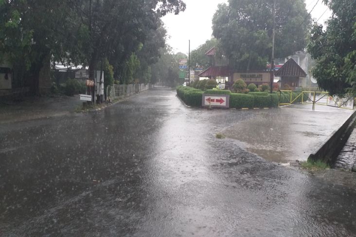 Hujan Deras Disertai Angin Kencang, Jatirahayu Bekasi Terendam
