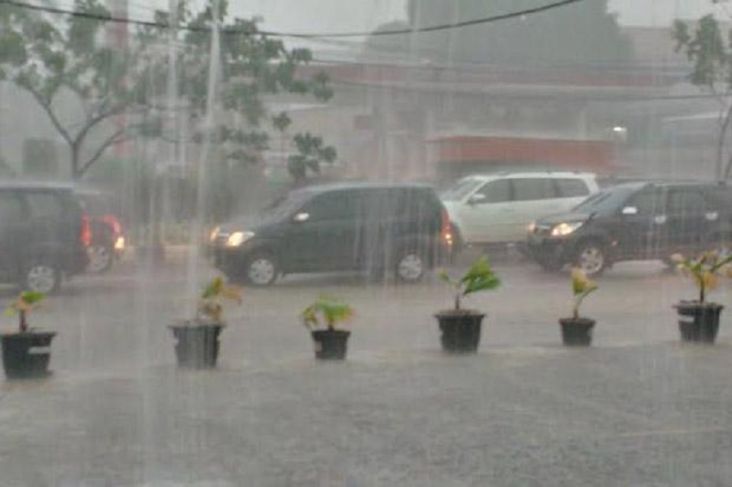 Hujan Deras di Pancoran Mas Depok, Atap Rumah Warga Ambrol