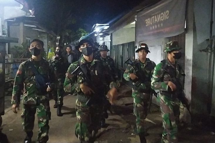 Dini Hari Pasukan TNI AD Bersenjata Lengkap Jalan Kaki Susuri Gang Kecil di Cirebon Cari Anggota Geng Motor