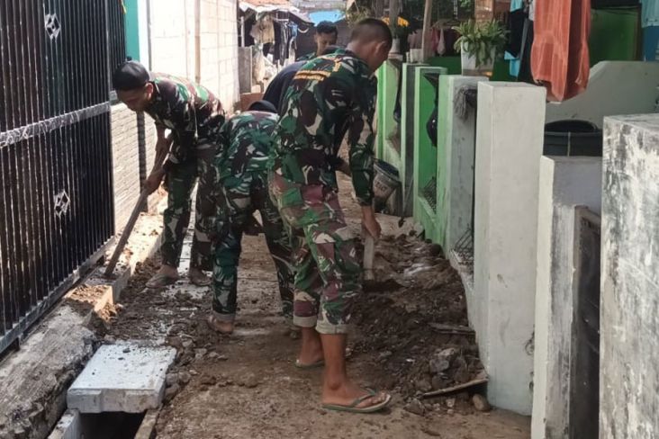 Cegah Banjir, Kapendam Jaya Perintahkan Jajarannya Kebut Pembuatan Drainase di Bekasi