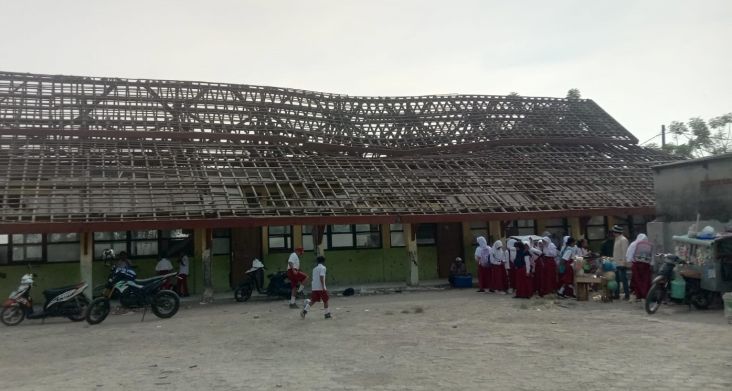 Miris! Bangunan Sekolah di Karawang Roboh, Siswa Terpaksa Belajar di Lantai