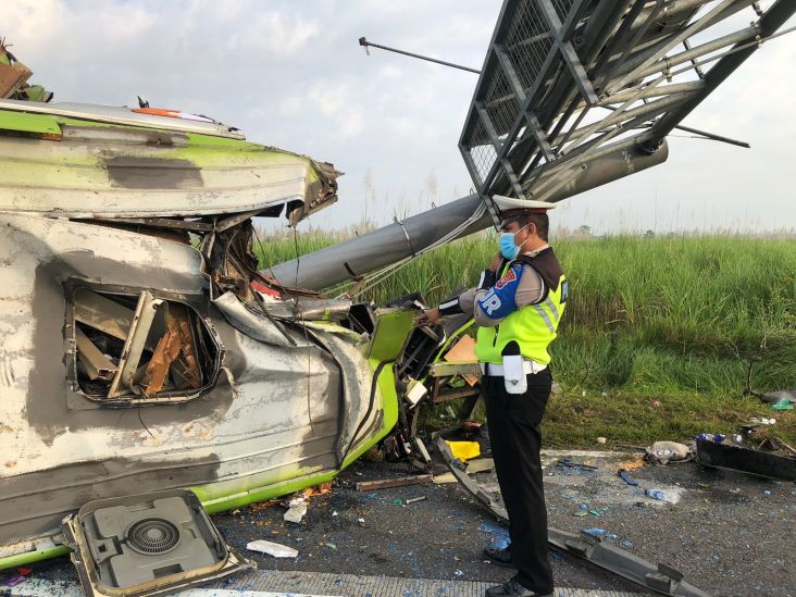 Gubernur Khofifah Sampaikan Duka Cita untuk Korban Kecelakaan Maut Bus Pariwisata di Tol Sumo