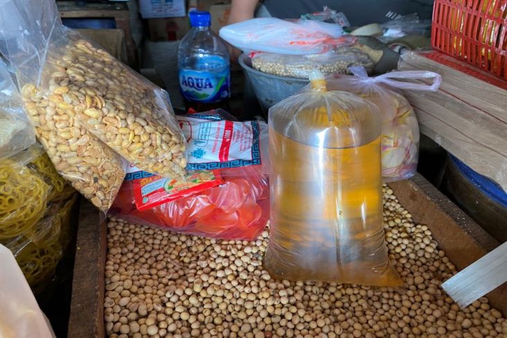 Minyak Goreng Curah di Pasar Masih Rp21.000 per Kg, Pasokan Cukup