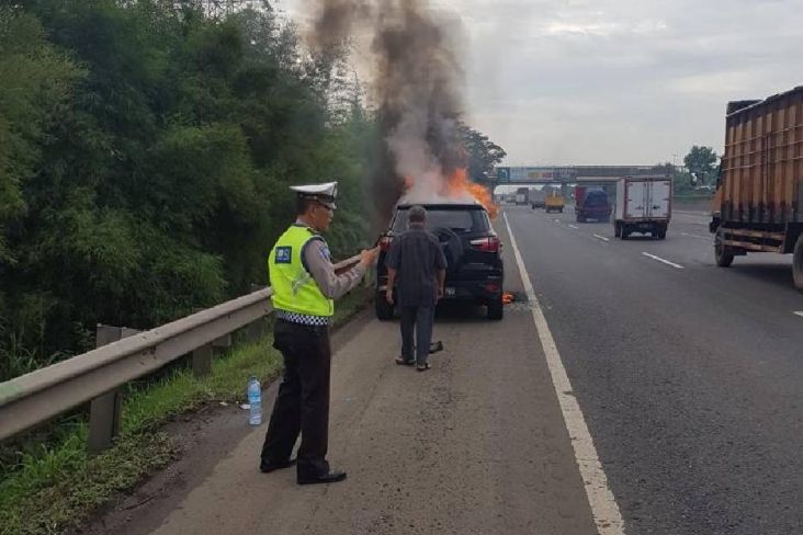 Alami Overheat, Mobil Terbakar di Tol Tangerang- Merak