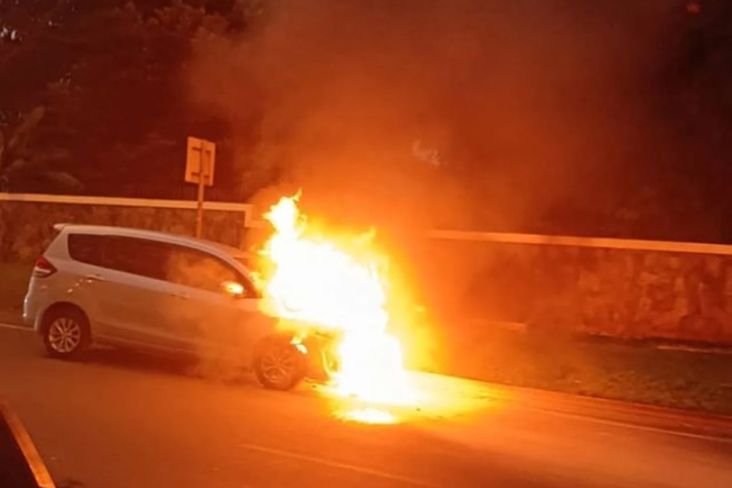 Korsleting Listrik, Suzuki Ertiga Hangus Terbakar di Serpong