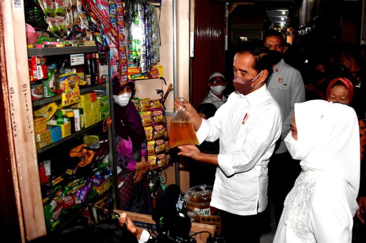 Kunjungi Pasar Muntilan, Presiden Cek Langsung Harga Minyak Goreng