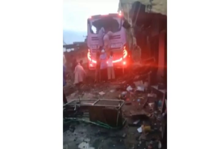 Tabrak Rumah dan Kendaraan, Begini Penampakan Bus Pariwisata setelah Kecelakaan Maut di Ciamis