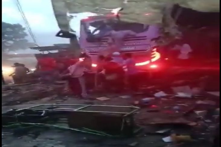 Tabrakan Maut di Ciamis Akibat Bus Pariwisata Hilang Kendali di Jalur Menurun