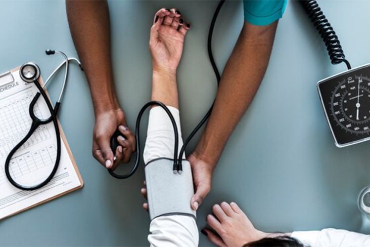 Pemeriksaan Tekanan Darah Rutin di Rumah Bantu Deteksi Hipertensi Jas Putih