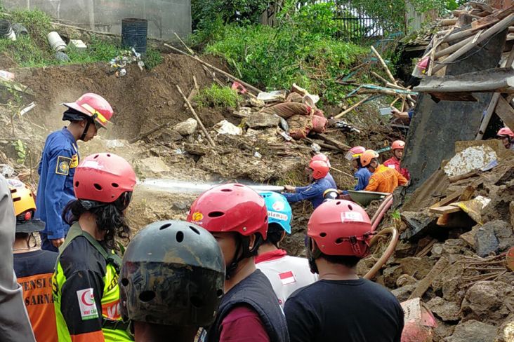 Begini Suasana Evakuasi Korban Tertimbun Longsor di Cijeruk Bogor