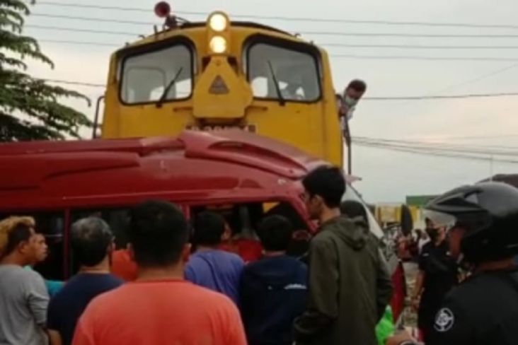 Mengerikan! Minibus Ringsek Tertabrak Kereta Api Akibat Nyelonong di Perlintasan Rel