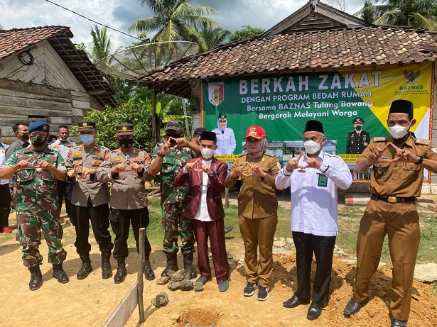 Bupati Winarti Jalankan Program Bedah Rumah di Kampung Ringinsari, Banjar Margo