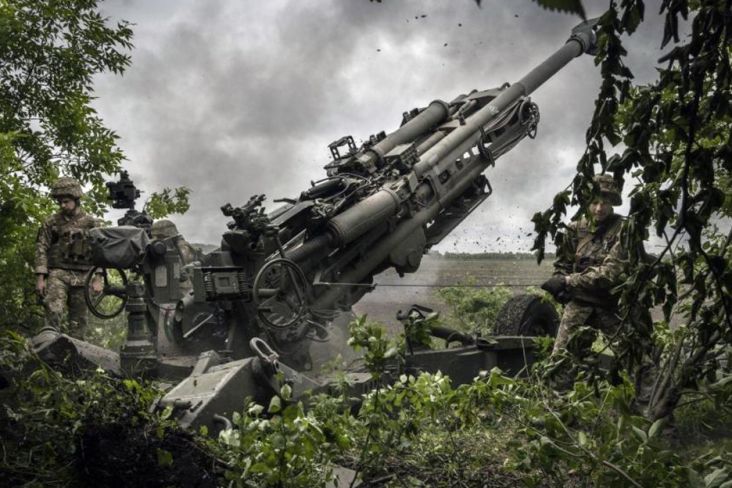 Militer Ukraina Serang Pasukan Rusia dengan Artileri Barat