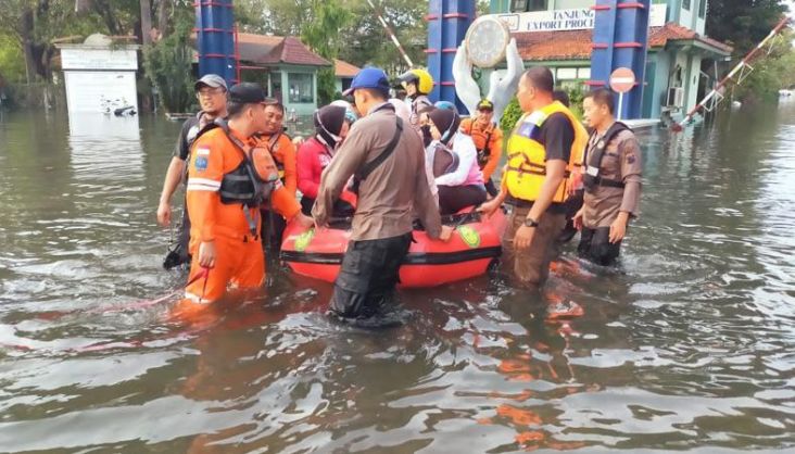Dramatis! Tim SAR Berjibaku Evakuasi Ibu Hamil Terjebak Banjir Rob di Pelabuhan Tanjung Emas