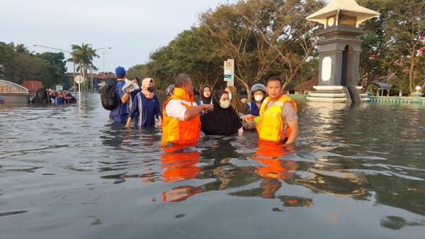 Banjir Rob di Pelabuhan Tanjung Emas Semarang Belum Surut, Aktivitas Warga dan Pekerja Pabrik Terhambat
