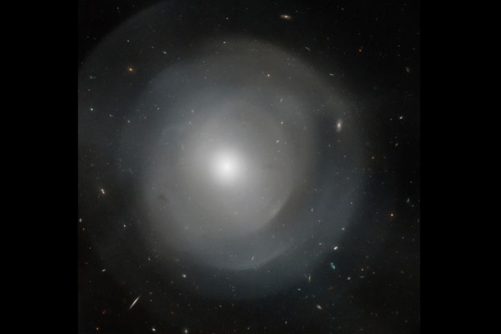 Teleskop Hubble Rekam Penampakan Galaksi Raksasa dengan Cangkang Misterius