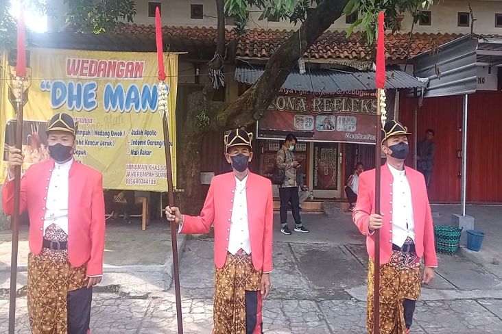 Ada Pasukan Bertombak di Depan Gedung Tempat Pernikahan Adik Presiden Jokowi dengan Ketua MK