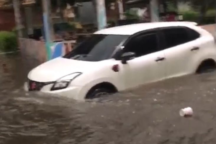 Hujan Lebat, Mobil Terjebak Arus Banjir di Pondok Aren