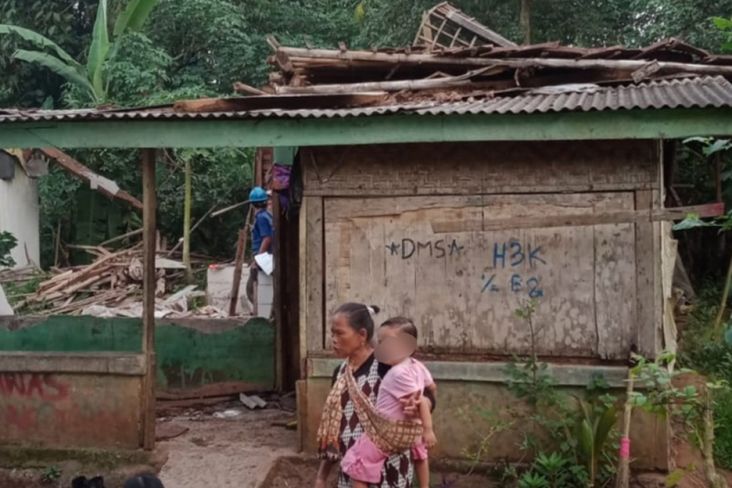 Miris! 1 Rumah yang Dihuni 15 Orang di Tangerang Roboh