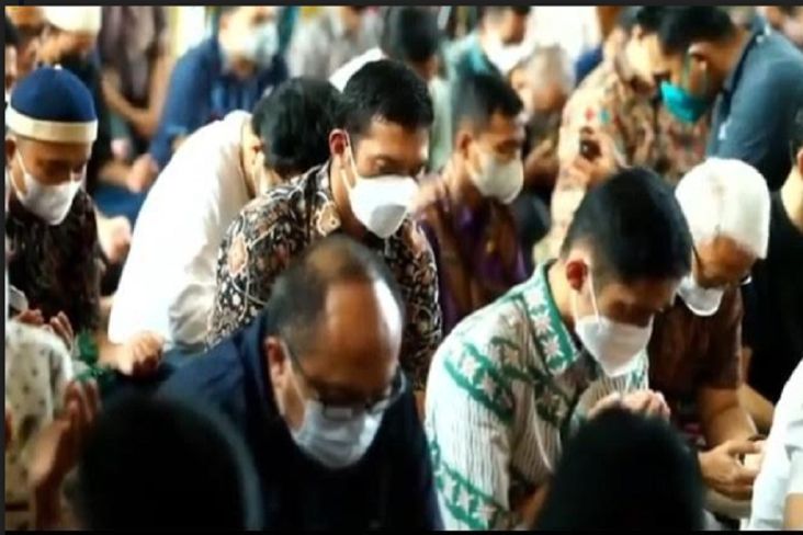 Diliputi Suasana Haru, Jemaah Masjid Panjatkan Doa Demi Keselamatan Anak Sulung Ridwan Kamil