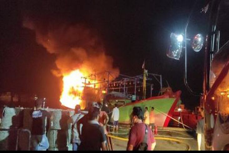 Kapal Terbakar di Muara Baru, 6 Mobil Damkar Dikerahkan