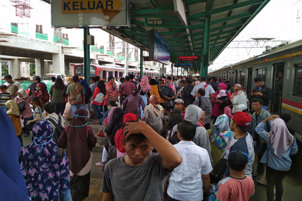 Sempat Semrawut, Perubahan Rute KRL Bekasi Tetap Dilanjutkan