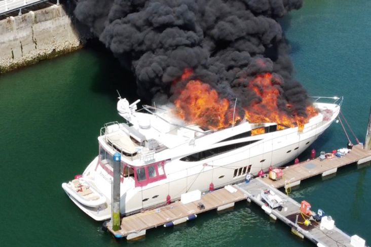 Bawa 8.000 Liter Bahan Bakar, Superyacht Terbakar dan Tenggelam Saat Bersandar