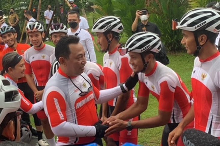 Kapolri Pimpin Parade Kemenangan Bersama Kontingen Sepeda Indonesia SEA Games 2021