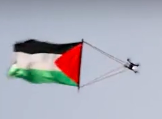 Drone Kibarkan Bendera Palestina di Atas Pawai Pemukim Yahudi