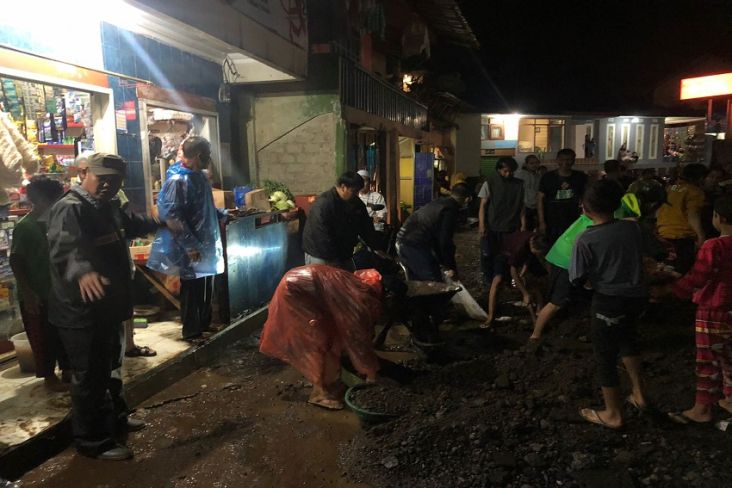 Banjir Lintasan di Puncak Bogor Sudah Surut, Tapi Mobil Belum Bisa Lewat