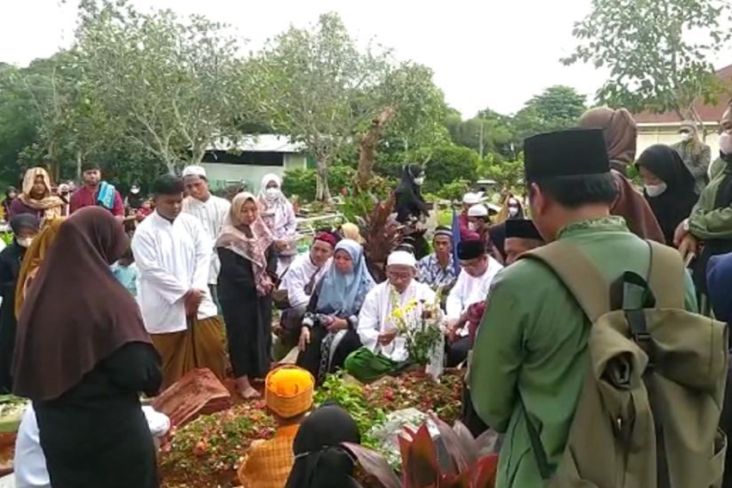 Korban Longsor RM Saung Depok Dimakamkan di TPU Jalan Jawa