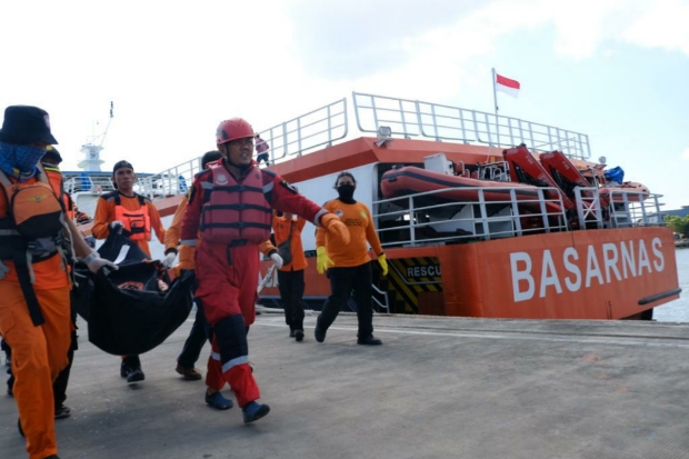 Dua Jenazah Korban KM Ladang Pertiwi Tiba di Pelabuhan Makassar