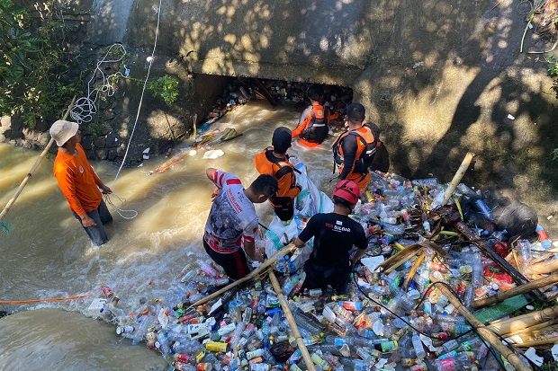 Pemuda Dikabarkan Hanyut di Sidrap, Pencarian Terhambat Tumpukan Sampah